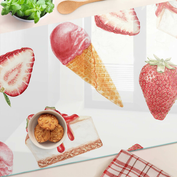 Tagliere in vetro con decorazione a gelato e fragole