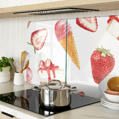 Tagliere in vetro con decorazione a gelato e fragole