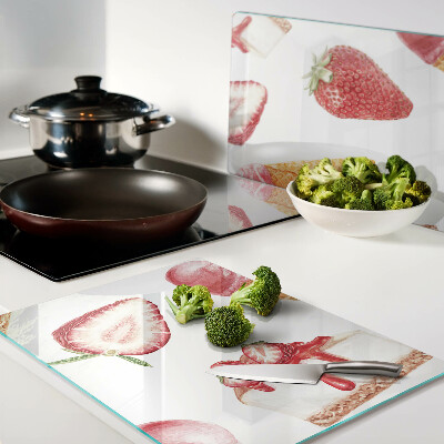 Tagliere in vetro con decorazione a gelato e fragole
