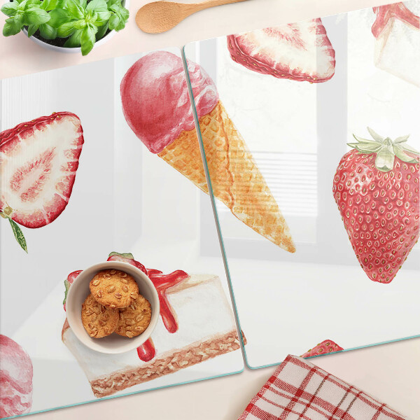 Tagliere in vetro con decorazione a gelato e fragole
