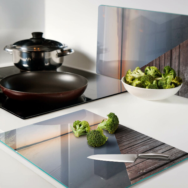 Tagliere in vetro temperato con stampa raffigurante un pontile sul lago al tramonto