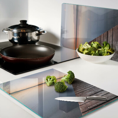 Tagliere in vetro temperato con stampa raffigurante un pontile sul lago al tramonto