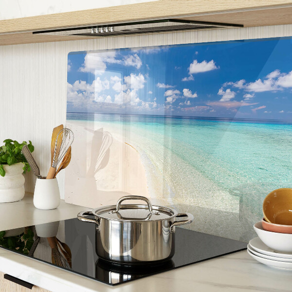 Tagliere in vetro con stampa della spiaggia sotto un cielo azzurro