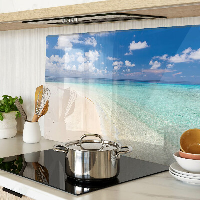 Tagliere in vetro con stampa della spiaggia sotto un cielo azzurro