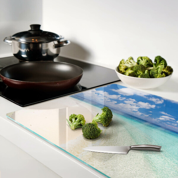 Tagliere in vetro con stampa della spiaggia sotto un cielo azzurro