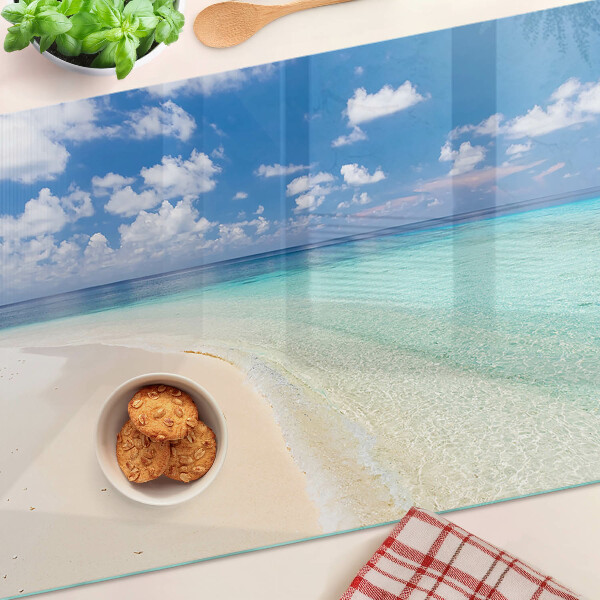 Tagliere in vetro con stampa della spiaggia sotto un cielo azzurro