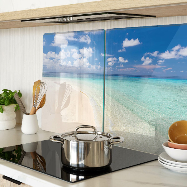 Tagliere in vetro con stampa della spiaggia sotto un cielo azzurro
