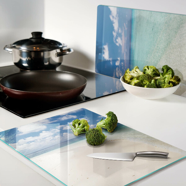 Tagliere in vetro con stampa della spiaggia sotto un cielo azzurro