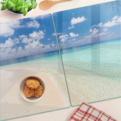 Tagliere in vetro con stampa della spiaggia sotto un cielo azzurro
