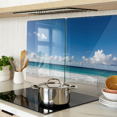 Tagliere in vetro temperato con stampa della spiaggia con acqua turchese e nuvole