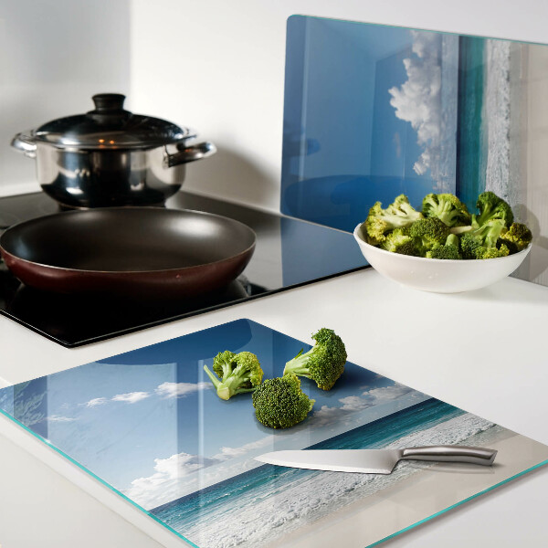Tagliere in vetro temperato con stampa della spiaggia con acqua turchese e nuvole