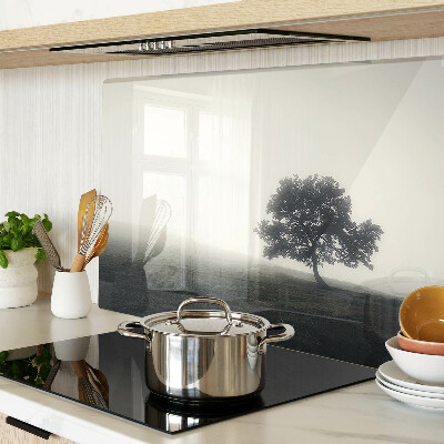 Tagliere in vetro temperato con stampa di un albero in un paesaggio nebbioso