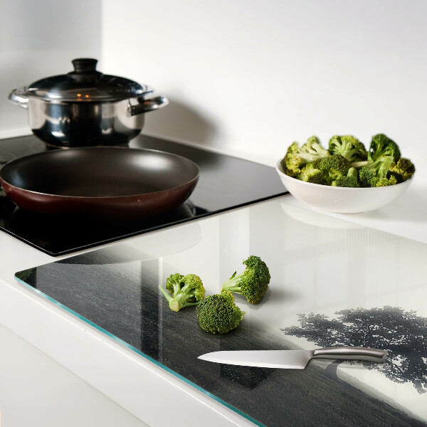 Tagliere in vetro temperato con stampa di un albero in un paesaggio nebbioso