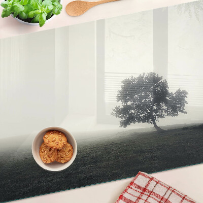 Tagliere in vetro temperato con stampa di un albero in un paesaggio nebbioso