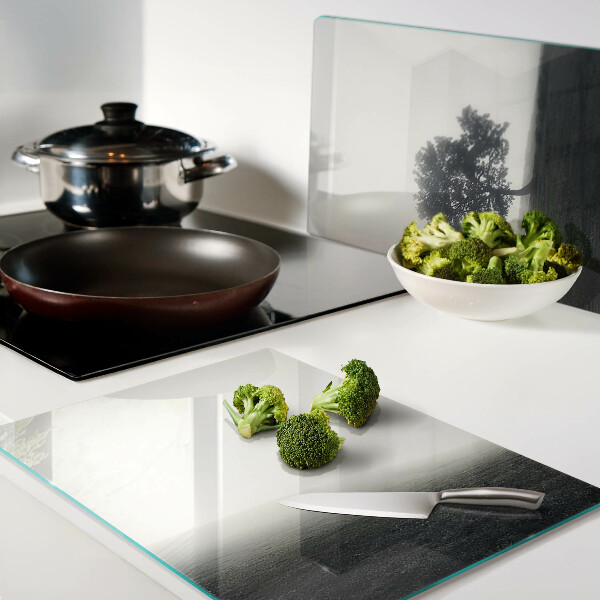 Tagliere in vetro temperato con stampa di un albero in un paesaggio nebbioso