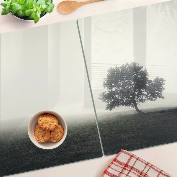 Tagliere in vetro temperato con stampa di un albero in un paesaggio nebbioso