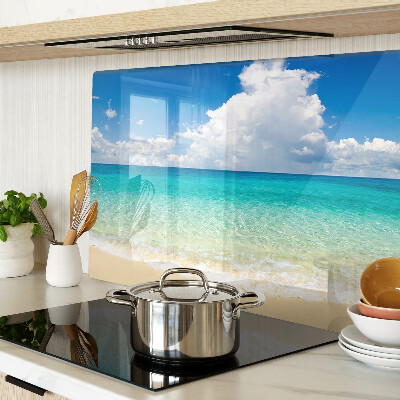 Tagliere in vetro con stampa di una spiaggia con acqua turchese e nuvole