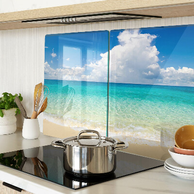 Tagliere in vetro con stampa di una spiaggia con acqua turchese e nuvole