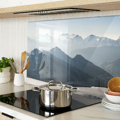 Tagliere in vetro con stampa di un paesaggio montano tra le nuvole