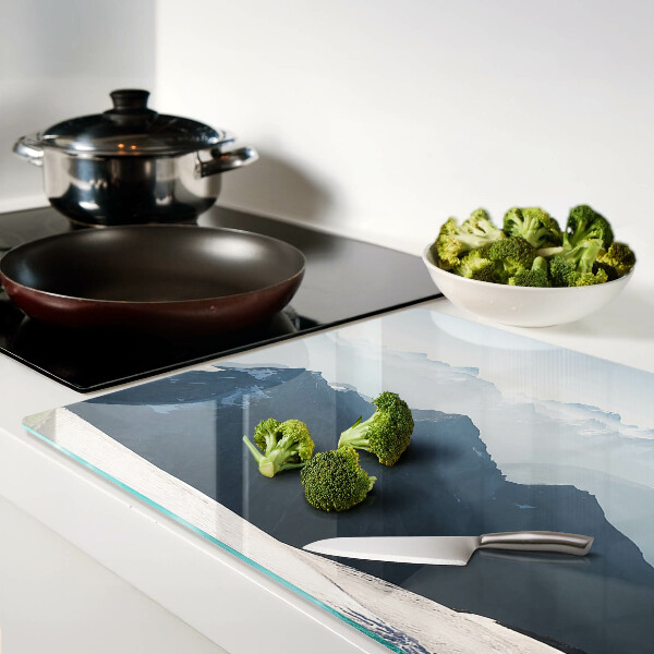 Tagliere in vetro con stampa di un paesaggio montano tra le nuvole