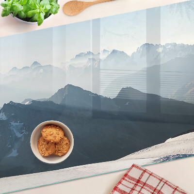 Tagliere in vetro con stampa di un paesaggio montano tra le nuvole