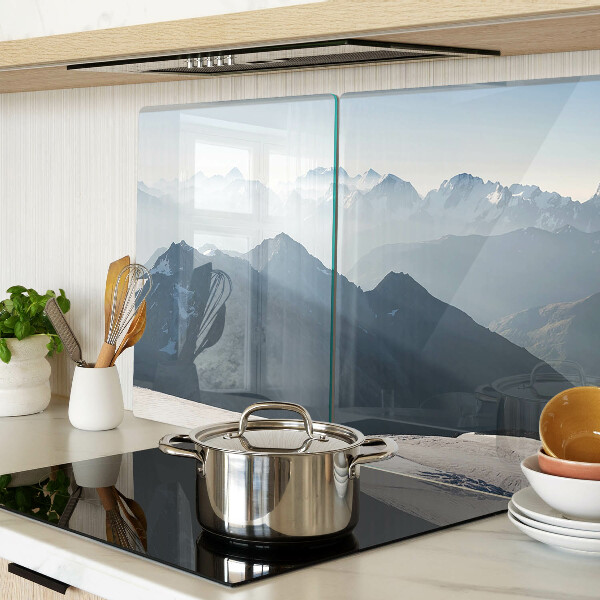 Tagliere in vetro con stampa di un paesaggio montano tra le nuvole