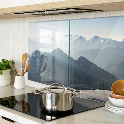 Tagliere in vetro con stampa di un paesaggio montano tra le nuvole