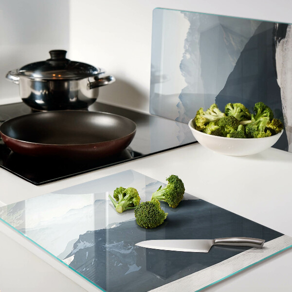 Tagliere in vetro con stampa di un paesaggio montano tra le nuvole