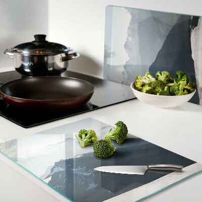 Tagliere in vetro con stampa di un paesaggio montano tra le nuvole