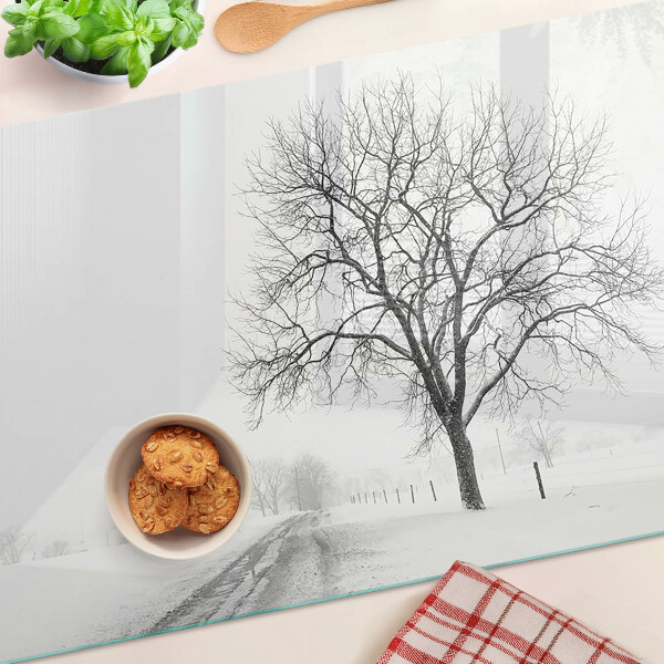 Tagliere in vetro temperato con stampa di un paesaggio invernale desolato con albero