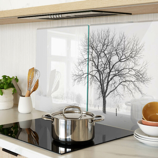 Tagliere in vetro temperato con stampa di un paesaggio invernale desolato con albero