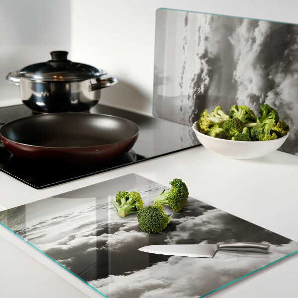 Tagliere in vetro temperato con decorazione a nuvole nei toni del grigio