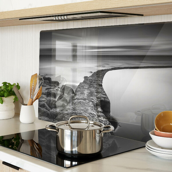 Tagliere in vetro temperato con stampa di un paesaggio costiero nei toni del grigio