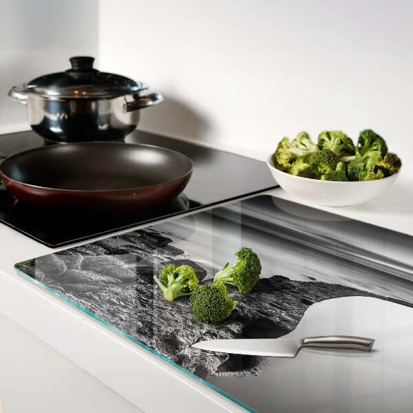 Tagliere in vetro temperato con stampa di un paesaggio costiero nei toni del grigio