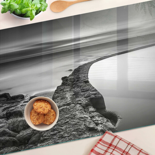 Tagliere in vetro temperato con stampa di un paesaggio costiero nei toni del grigio