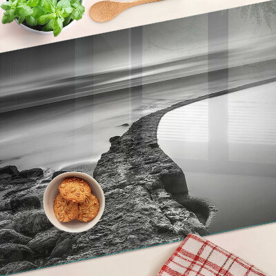 Tagliere in vetro temperato con stampa di un paesaggio costiero nei toni del grigio