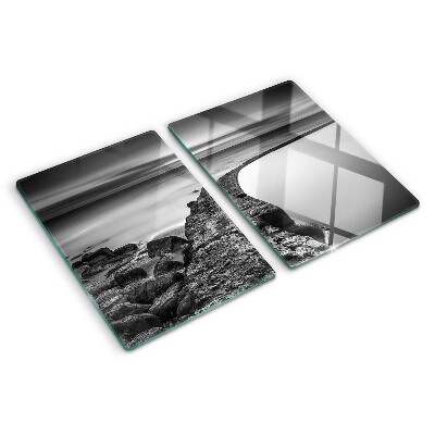 Tagliere in vetro temperato con stampa di un paesaggio costiero nei toni del grigio