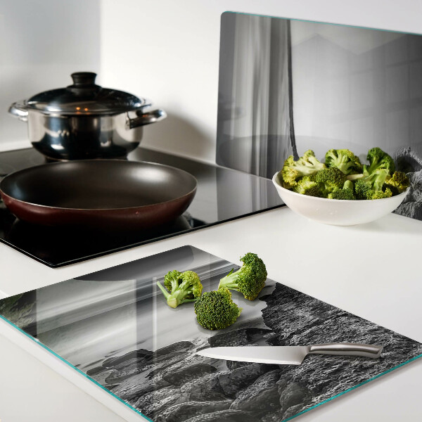 Tagliere in vetro temperato con stampa di un paesaggio costiero nei toni del grigio