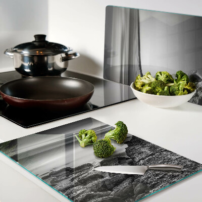 Tagliere in vetro temperato con stampa di un paesaggio costiero nei toni del grigio