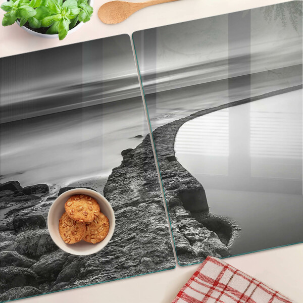 Tagliere in vetro temperato con stampa di un paesaggio costiero nei toni del grigio