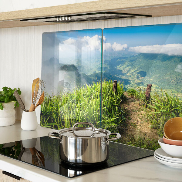 Tagliere in vetro temperato con motivo paesaggio montano in tonalità verdi