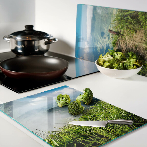 Tagliere in vetro temperato con motivo paesaggio montano in tonalità verdi