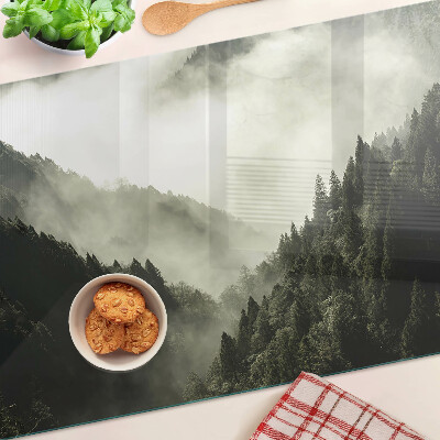 Tagliere in vetro temperato con stampa di un paesaggio montano avvolto nella nebbia