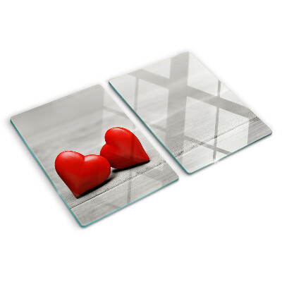 Tagliere in vetro con motivo di cuori rossi su sfondo di legno