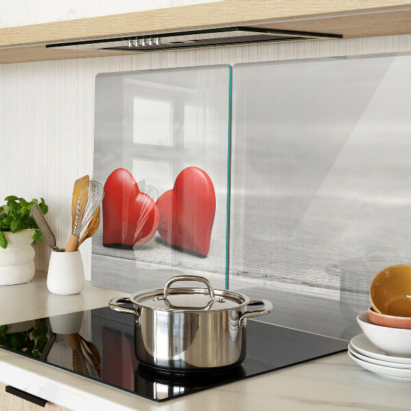 Tagliere in vetro con motivo di cuori rossi su sfondo di legno