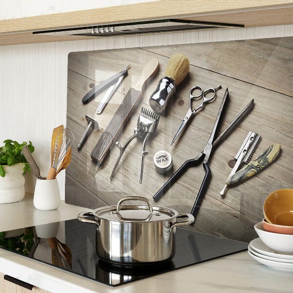 Tagliere in vetro con motivo di strumenti per parrucchieri su sfondo di legno