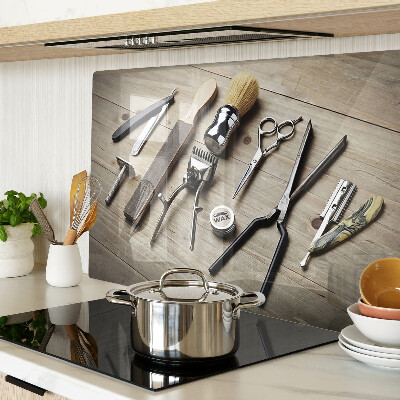 Tagliere in vetro con motivo di strumenti per parrucchieri su sfondo di legno