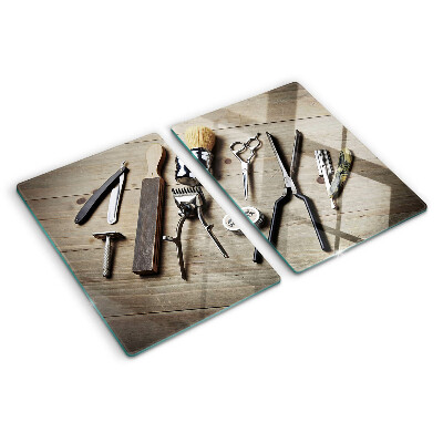Tagliere in vetro con motivo di strumenti per parrucchieri su sfondo di legno