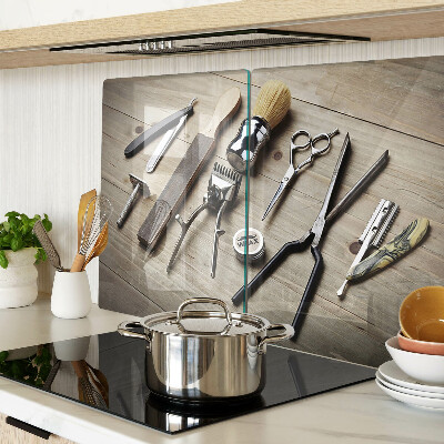 Tagliere in vetro con motivo di strumenti per parrucchieri su sfondo di legno