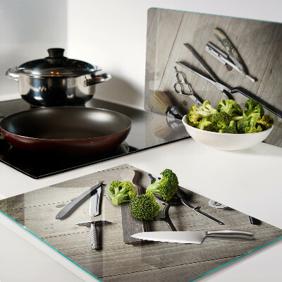 Tagliere in vetro con motivo di strumenti per parrucchieri su sfondo di legno